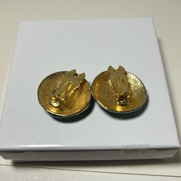 Green gold clip unique holiday earrings button style enamel swirl vintage - Picture 3 of 4